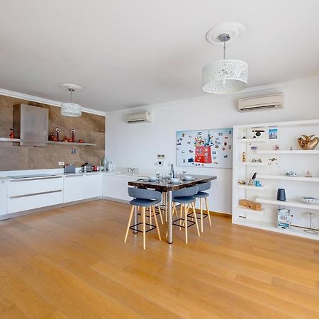 Seafront Apartment In Sliema With Pool, Upmarket Complex Экстерьер фото