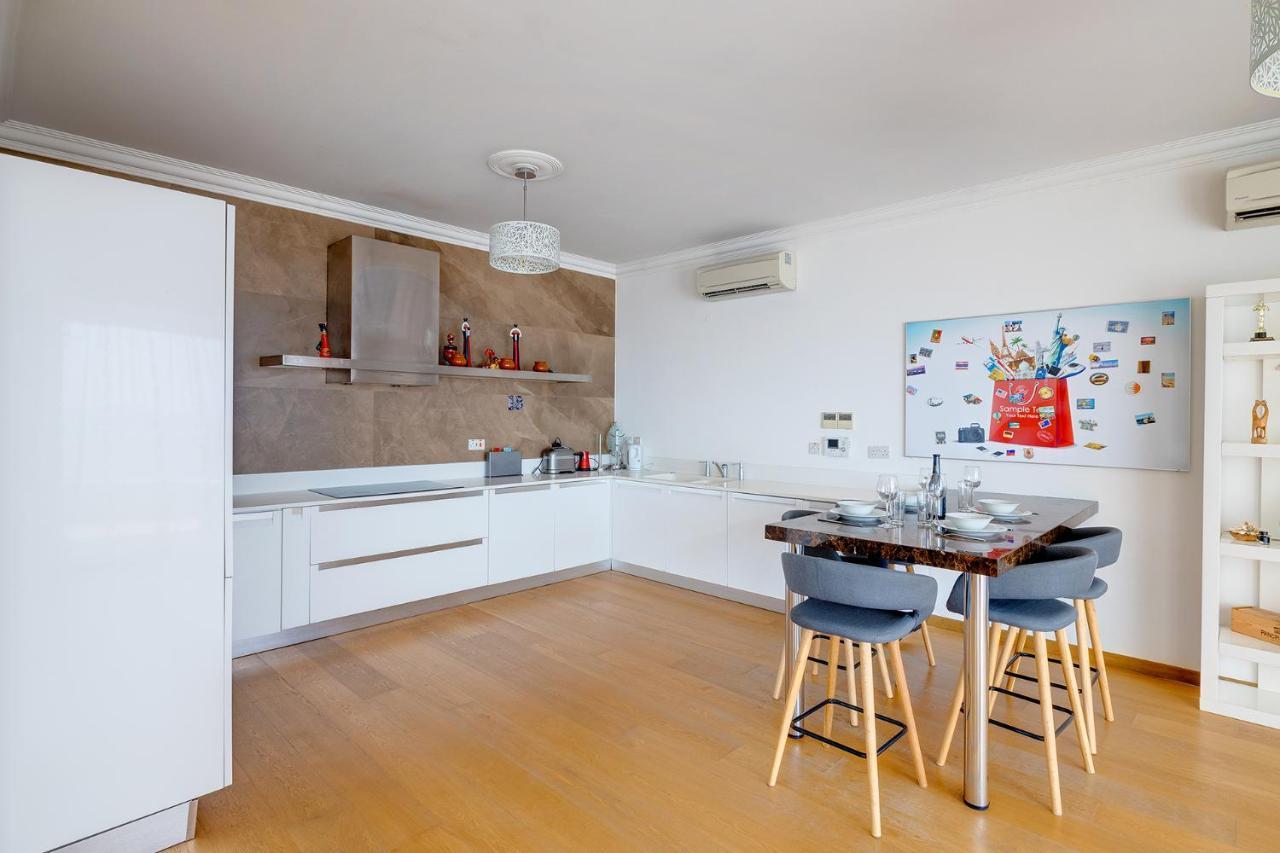 Seafront Apartment In Sliema With Pool, Upmarket Complex Экстерьер фото