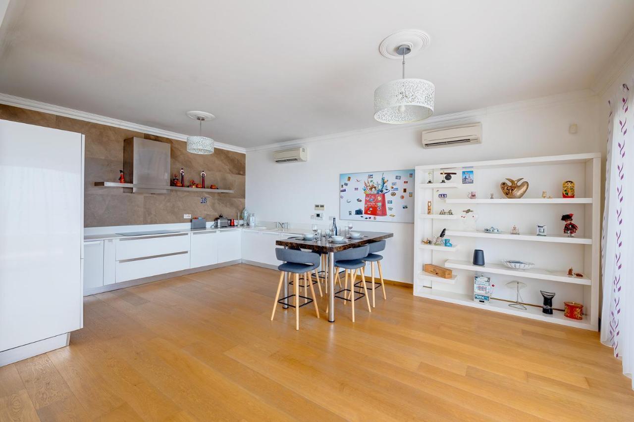 Seafront Apartment In Sliema With Pool, Upmarket Complex Экстерьер фото