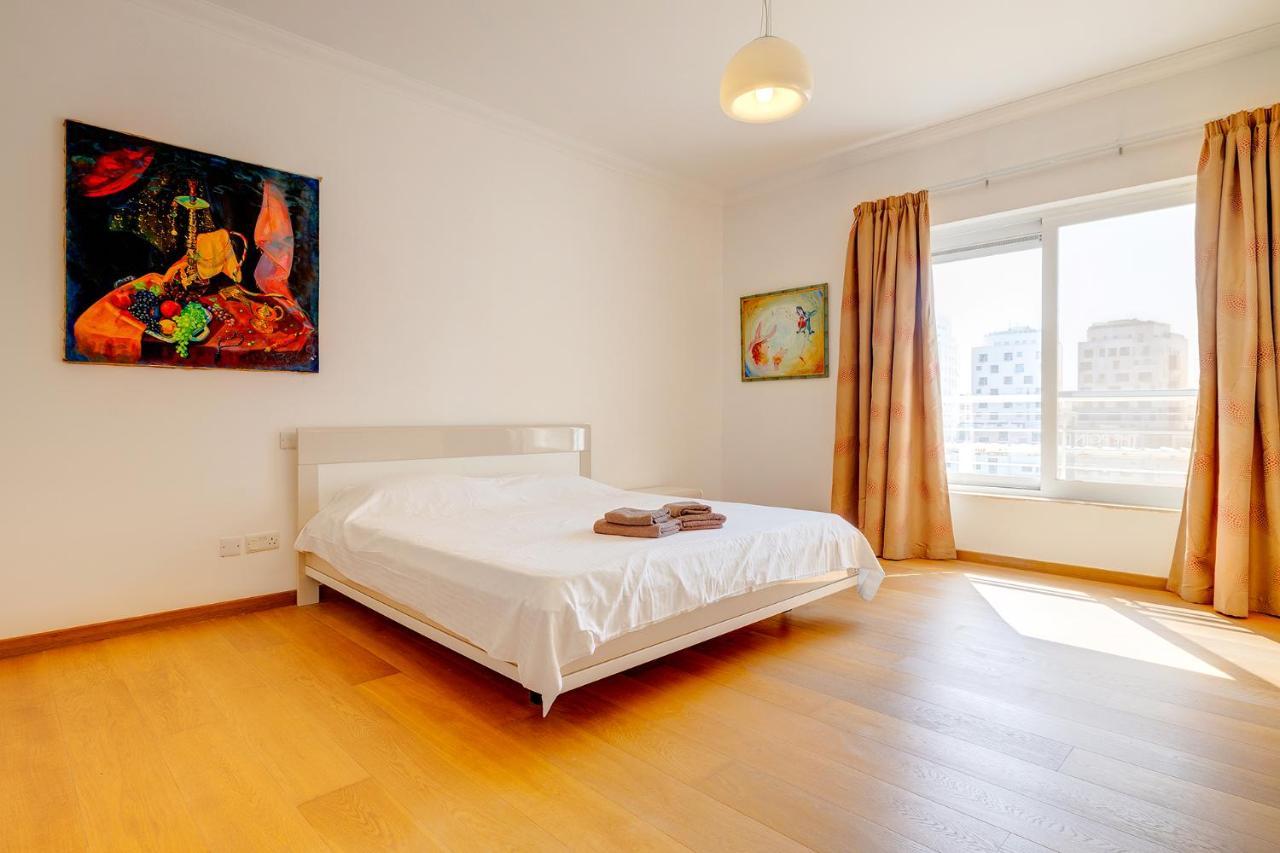 Seafront Apartment In Sliema With Pool, Upmarket Complex Экстерьер фото