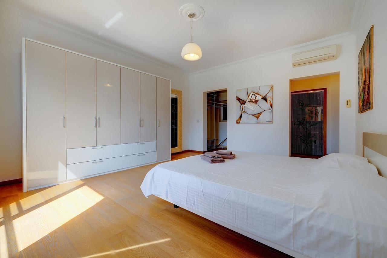 Seafront Apartment In Sliema With Pool, Upmarket Complex Экстерьер фото