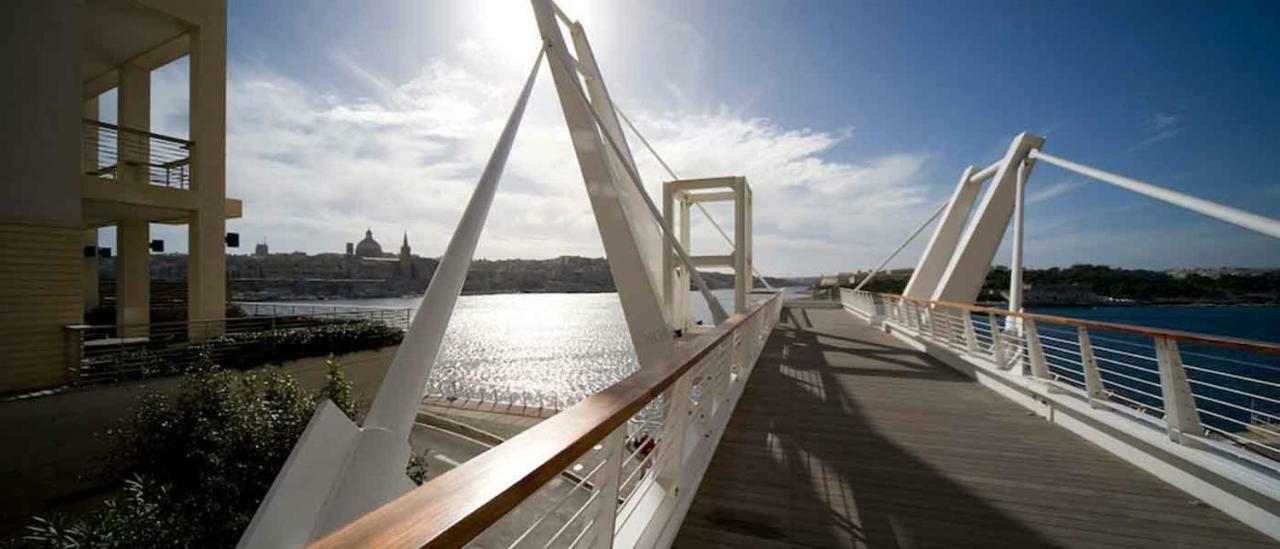 Seafront Apartment In Sliema With Pool, Upmarket Complex Экстерьер фото