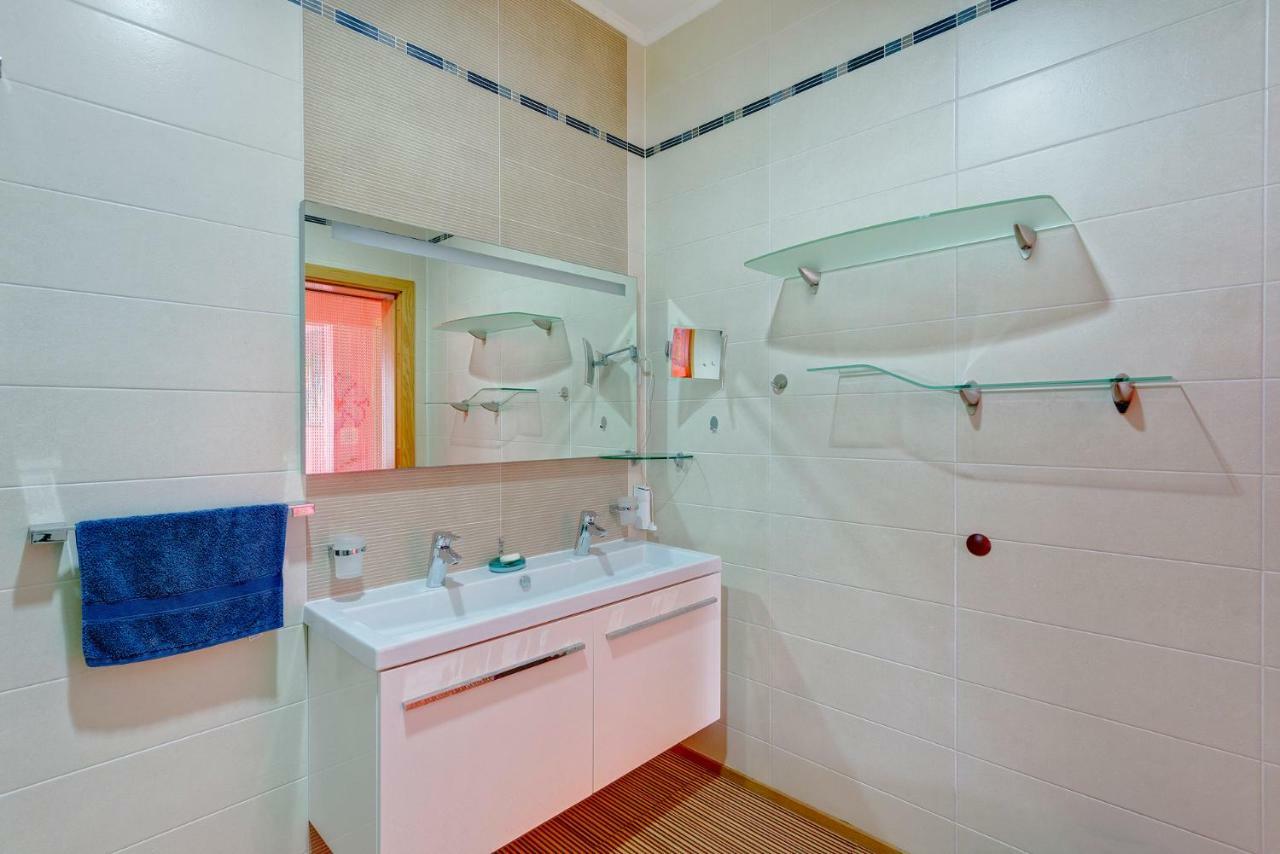 Seafront Apartment In Sliema With Pool, Upmarket Complex Экстерьер фото