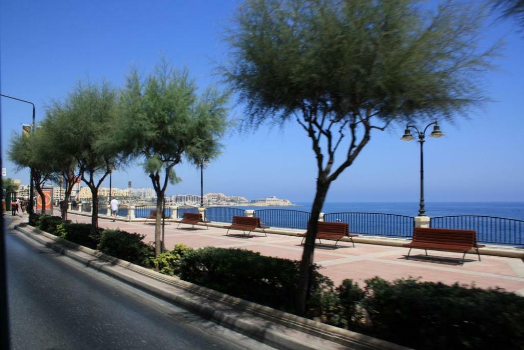 Seafront Apartment In Sliema With Pool, Upmarket Complex Экстерьер фото