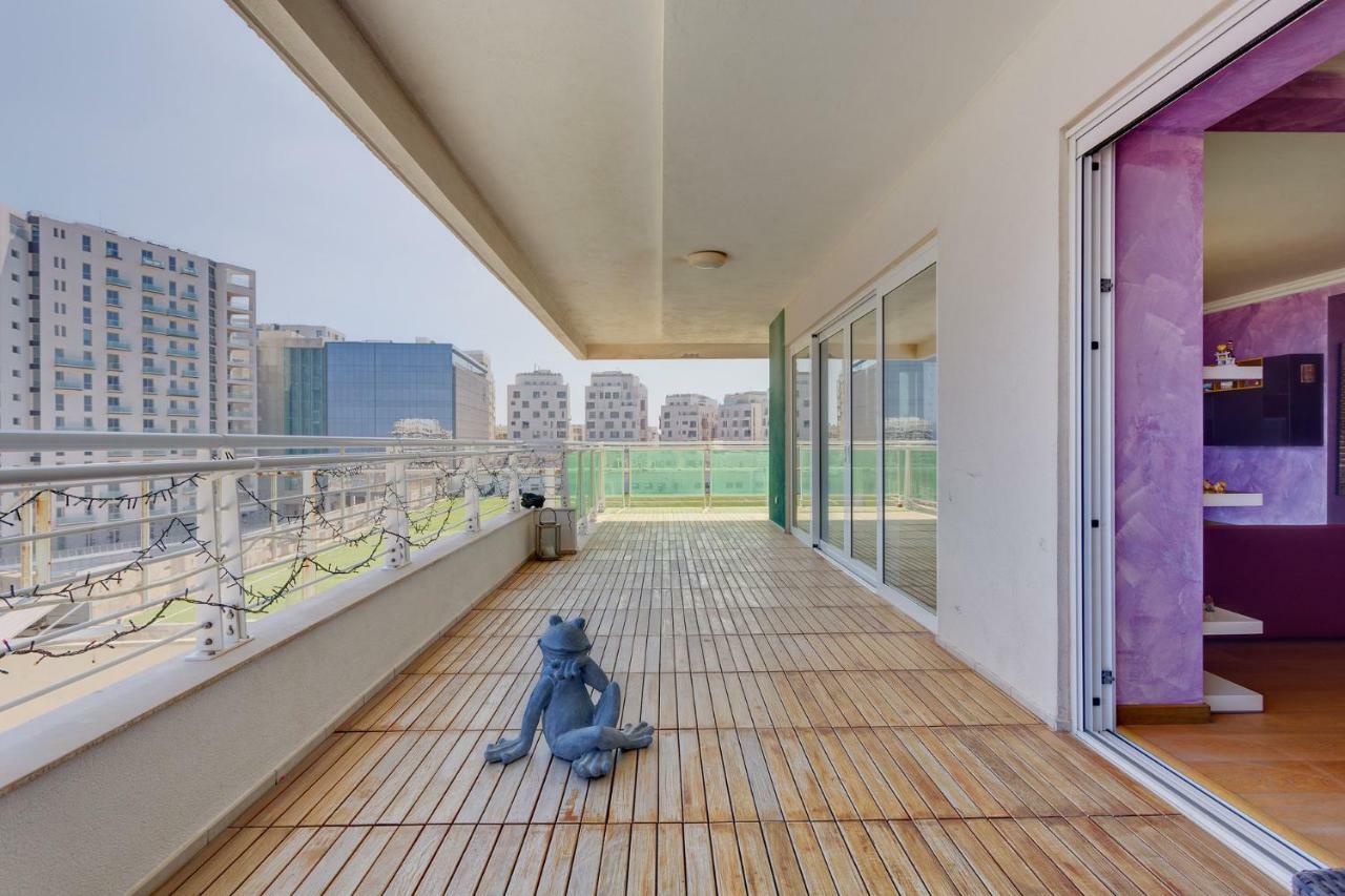 Seafront Apartment In Sliema With Pool, Upmarket Complex Экстерьер фото